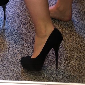 Steve Madden black suede pumps